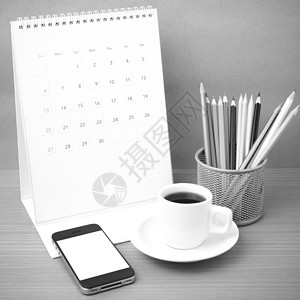 咖啡 电话 日历和彩色铅笔工作白色桌子木头办公室商业杯子笔记职场记事本背景图片