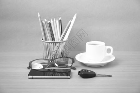 咖啡 电话 眼镜 彩色铅笔和汽车钥匙工作商业职场桌面桌子办公室杯子白色笔记本笔记背景图片