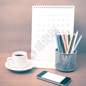 咖啡 电话 日历和彩色铅笔杯子职场商业白色工作桌子办公室笔记记事本文档背景图片