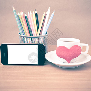 咖啡 电话 彩色铅笔和心脏细胞笔记本互联网笔记职场办公室桌子商业白色工作背景图片