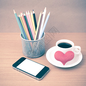 咖啡 电话 彩色铅笔和心脏细胞杯子笔记工作桌子办公室互联网职场白色笔记本背景图片