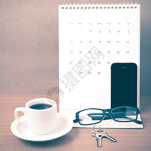 咖啡 电话 眼镜 日历和钥匙工作白色办公室商业桌子木头背景图片