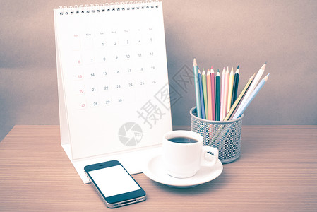 咖啡 电话 日历和彩色铅笔职场白色文档笔记杯子工作商业记事本桌子木头背景图片
