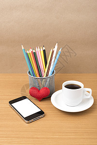 咖啡 电话 彩色铅笔和心脏桌子细胞职场笔记商业白色笔记本办公室工作杯子背景图片
