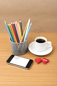 咖啡 电话 彩色铅笔和心脏商业桌子互联网职场办公室工作笔记细胞笔记本杯子背景图片