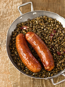 生香肠和扁豆豆类食物蔬菜红色绿色猪肉背景图片