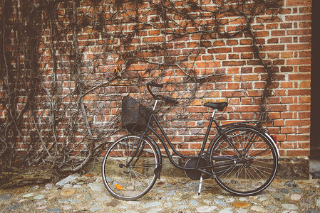 紧靠墙壁的旧自行车背景图片