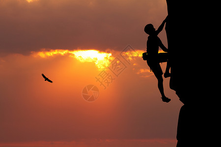 日落时攀升岩石男人危险运动顶峰肾上腺素力量金属风险自由背景图片
