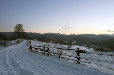 美国喀尔巴阡山的日出 纽约州喀尔巴阡山村庄降雪天气天空爬坡旅行房子小木屋假期环境背景图片