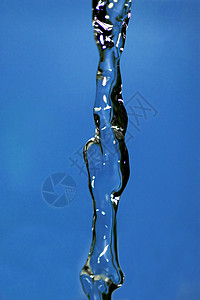 抽水喷出溪流喷射蓝色背景图片