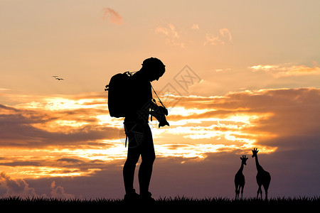 日落时女摄影师远足者游客摄影热情旅行插图动物相机背景图片