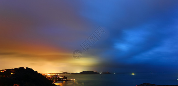 海面上的黄昏天空背景图片