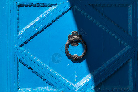 蓝木门房子建筑文化锤子蓝色麦地阴影背景图片