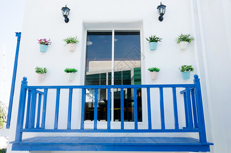 Balcony从房子的二楼延伸而来格栅装饰建筑学阳台住宅蓝色风格木头建筑酒店背景图片