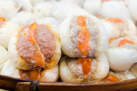 中国蒸面包加猪肉和蛋黄高清图片