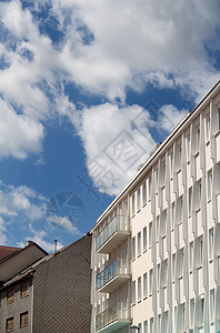 现代建筑与天空和谐相处城市项目白色建筑师蓝色玻璃几何学技术背景图片