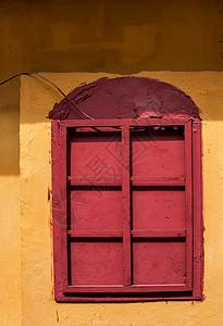 红色窗口 黄墙背景图片