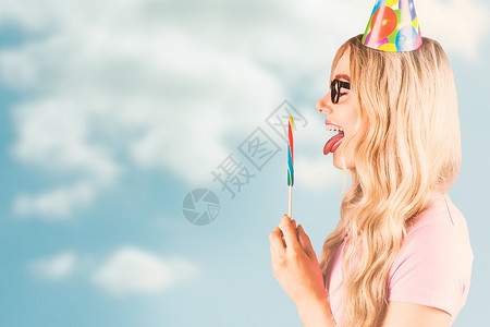 长着巨棒棒棒棒糖的 美丽时装怪人侧景的复合图像气球金发女性阳光女士派对长发绘图帽子生日背景图片