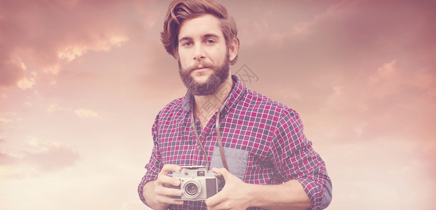数码大师素材使用相机拍摄自信的时装大师综合肖像图像技术胡子棕色栅栏日出潮人拍照头发胡须阳光背景