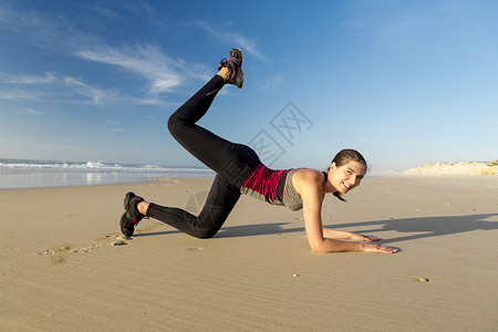 沙滩运动过剩成人回扣训练海滩灵活性健康力量女士火车背景图片