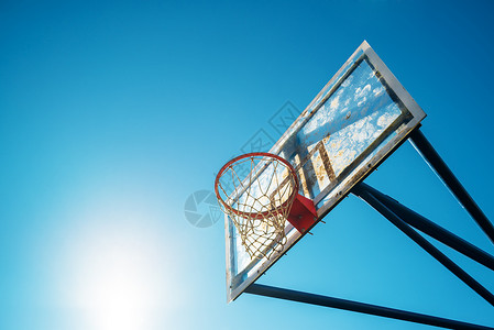 在户外法庭上环绕着篮球圈的灵活玻璃街头篮球板蓝色街道娱乐木板运动游戏篮子校园扣篮活动背景图片