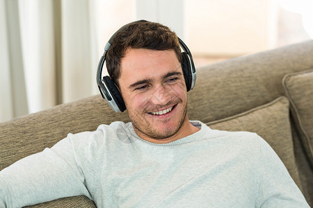 年轻人在听音乐听力消遣闲暇休闲技术快乐时间爱好耳机男性背景图片