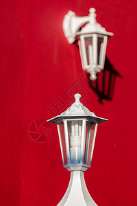 萨勒尔多Tempo中世纪节红色电气白色玻璃路灯房子建筑金属阴影街道背景图片