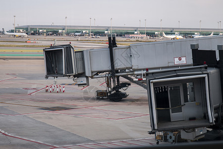 巴塞罗那机场的登入门关口坡道航空飞机场航空公司运输乘客飞机跑道齿轮卡车背景图片