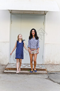 母亲和女儿女学生白色孩子金发父母童年女士女孩女性微笑背景图片