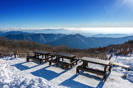 冬季有长凳的木质野餐桌 南韩德州山高清图片