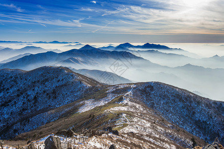 北湖雪雾薄雾南韩德宇山的冬季风景和雾泽背景