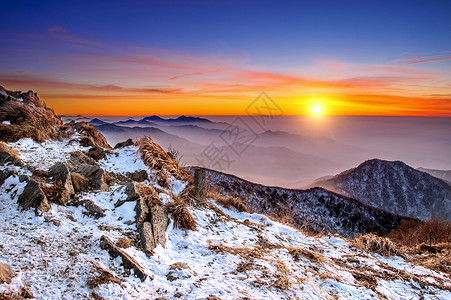 那智山S区Deogyuyusan山脉冬季风景 日落和雾雾天气薄雾假期太阳森林木头阳光季节天空环境背景