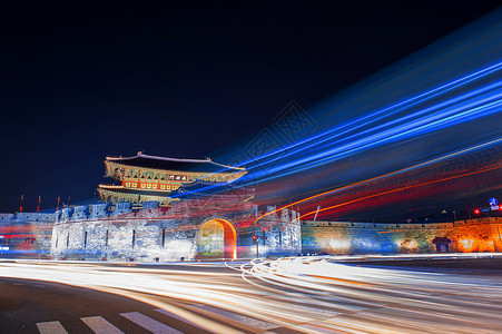 苏原堡Korea 苏原的九月街华永堡垒和车灯背景