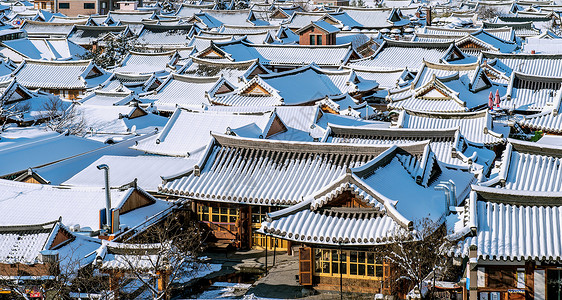 屋顶上的雪Jeonju传统朝鲜村的屋顶上满是雪全景全州公园天际村庄遗产雪景蓝色建筑物天空背景