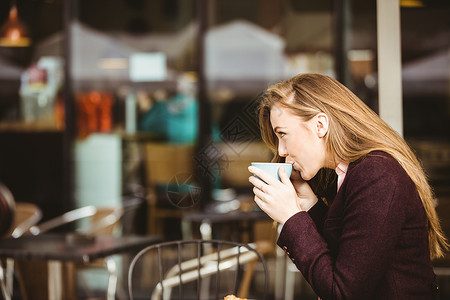 女人喝咖啡 喝咖啡咖啡女士餐厅食物商业店铺行业时间享受食堂背景图片