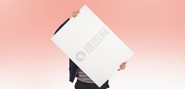 男人当着面拿着广告牌的复合图象服装墙纸休闲潮人粉色展示空白广告沟通木板背景图片