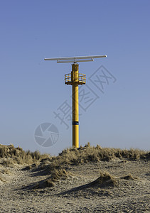 Holland 的雷达哨所天空电子产品信号蓝色海滩太阳沙丘黄色背景图片