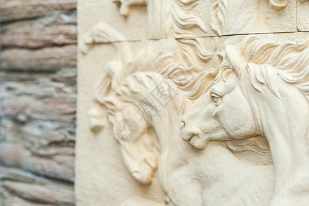 在柔软的光线下雕刻自由艺术宽慰雕塑马匹石头文化背景图片