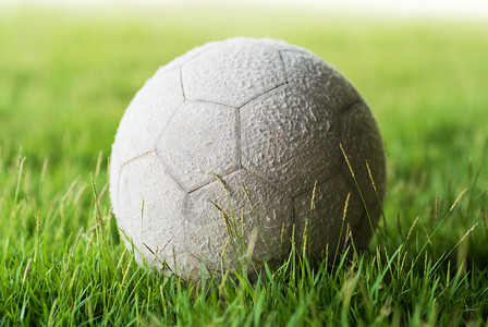 绿色绿草上的足球和柔光白色活动草皮场地乐趣闲暇运动游戏草地背景图片