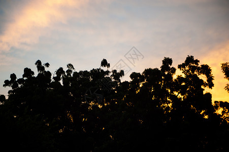 天空日落戏剧性的云在近 evenin日出蓝色太阳气氛橙子黄色红色白色背景图片