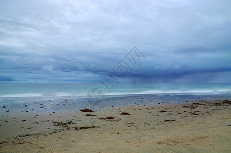 水晶湾沙滩暴雨海滩长椅海湾退休公园倾盆大雨冲浪海洋大风水晶背景图片