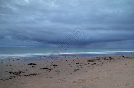 水晶湾沙滩暴雨长椅风暴下雨大风波浪倾盆大雨冲浪季风天空海滩背景图片