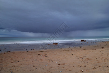 水晶湾沙滩暴雨海岸线海岸风暴大风长椅下雨冲浪波浪全景海洋背景图片