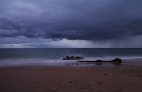水晶湾沙滩暴雨风暴水晶退休大风长椅波浪季风倾盆大雨海滩海洋背景图片
