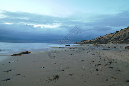 水晶湾沙滩暴雨波浪风暴倾盆大雨海洋天空季风大风长椅全景海岸线背景图片