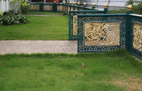 寺庙泰王国的金陵和绿色花园背景图片