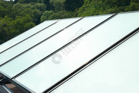 树屋卡通屋顶上的太阳能系统开关瓷砖力量经济集电极技术天空环境电气建筑背景