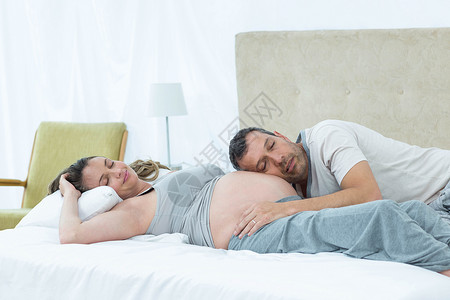 男人在听孕妇的肚子里男性微笑公寓喜悦住所感情孕妇装夫妻眼睛怀孕背景图片