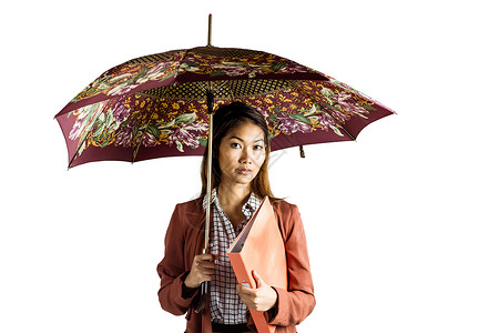 拥有持有装订物的伞型商业女商务人士下雨职业女士白色活页姿势套装女性雨天棕色背景