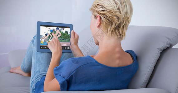 金发女人在沙发上使用平板石的复合图像滚动科技竞技休闲运动员赛跑者电脑赛车微笑训练背景图片